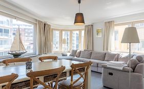 Beautiful Sunny Apartment Near The Sea